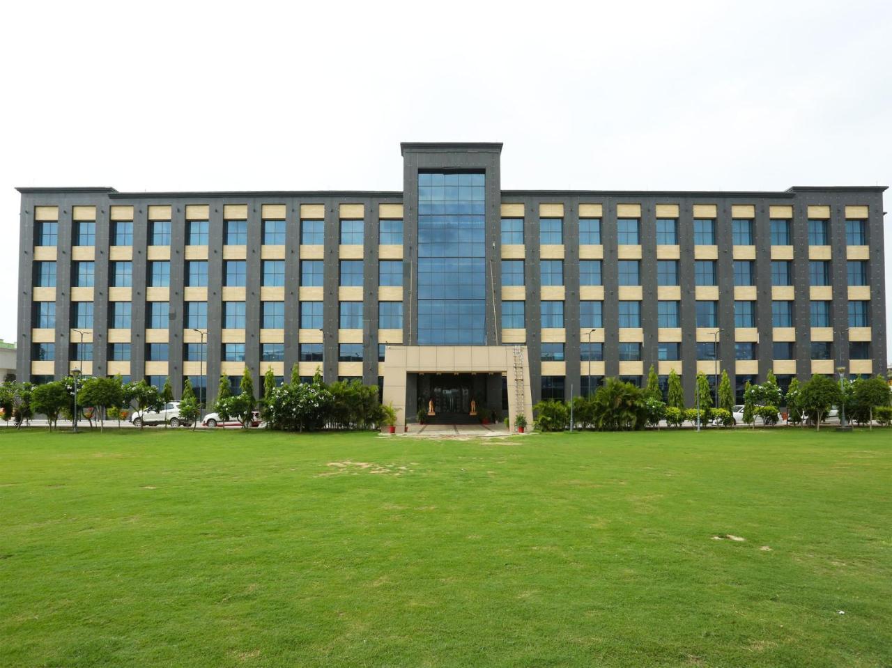 Golden Blossom Imperial Resorts Lucknow Exterior foto